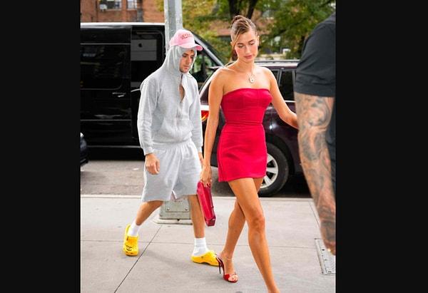 Son dönemde çiftin gündeme gelmesine neden olan konu ise Hailey Bieber'in kurduğu marka "Rhode"un lansmanına Justin'in sarı terlikler ve kamyoncu şapkası ile gelmesi oldu.