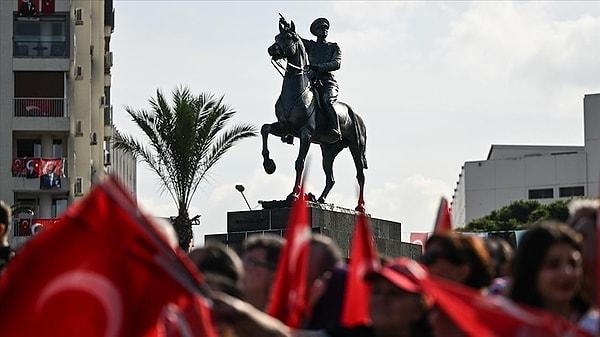 Türkiye'nin 100. yılı Türkiye'nin ve dünyanın birçok yerinde coşkuyla, heyecanla ve umutla kutlandı. Sabahın erken saatlerinden itibaren sokaklarda bayraklarımızla yer aldık.