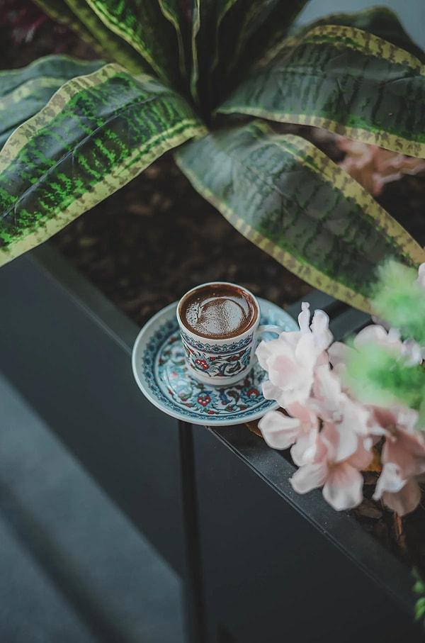 İnsanların sağlıklı kalp ve tansiyonlarını korumak için günde altı fincandan az kafein tüketmeleri gerekiyor. Altı fincan kahve, kafeinin kardiyovasküler riskleri üzerinde olumsuz bir etkiye sahip olduğu noktadır.