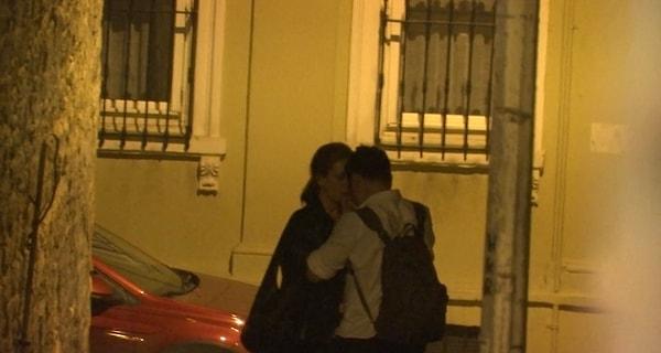 Parlak'ın öpüştüğü kişinin meslektaşı Elit Andaç Çam olduğu iddia edildi.