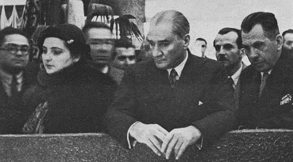 Atatürk, pek çok savaşlar ve devrimler sığdırdığı 57 yıllık muhteşem hayatında ve ölümünden sonra pek çok lakapla anıldı. Bunlar Anafartalar Kahramanı, Türklerin Babası, Gazi, Başkumandan, Cumhurbaşkanı ve Devrimci gibi isimlerdi.