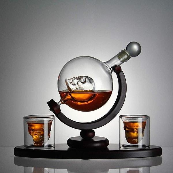 1. Uygun fiyata aldığınız viskinizin markasını gizleyebileceğiniz son derece şık bir viski sürahisi seti.