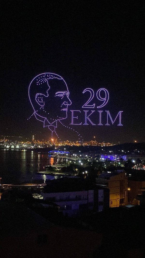 İstanbul'da yapılan drone gösterisinin bir benzeri de İzmir'de yapıldı.