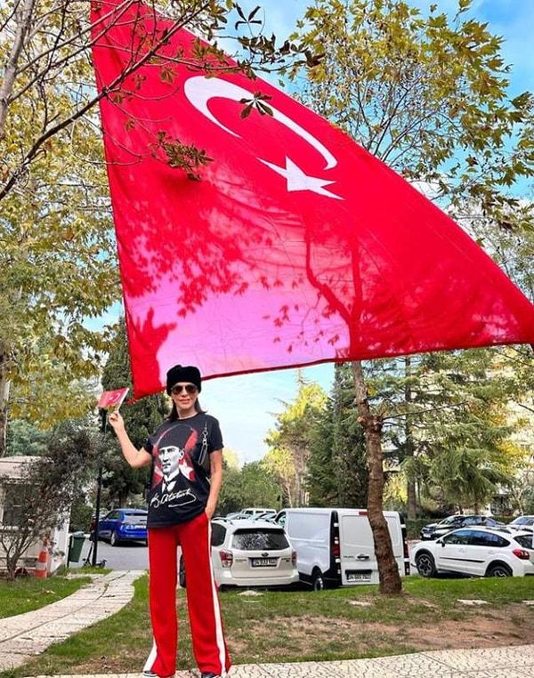79 yaşındaki Nebahat Çehre özellikle bu pozuyla Evrim Alasya'ya benzetilirken, söz konusu benzerlik sosyal medyada viral oldu.