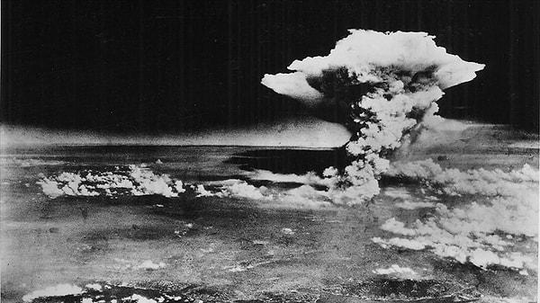 9 Ağustos'ta, ABD'nin Japonya'ya gerçekleştirdiği ikinci nükleer saldırı Nagasaki'ye yapıldı.