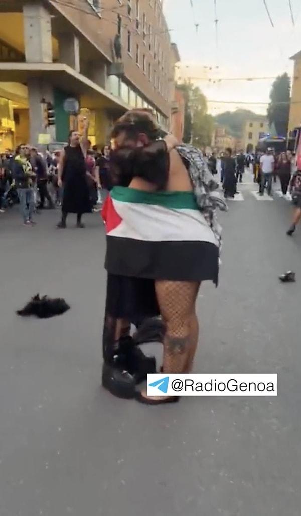Filistin lehine sloganlar atan iki LGBTİ+ birey yaptıkları protestolarını birbirlerine sarılarak sonlandırdı.