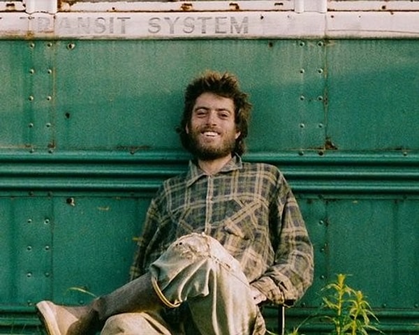 Christopher McCandless 1990 yılında lisans eğitimini tamamlamasının ardından ailesinin yüksek lisans eğitimi için verdiği 25 bin doları Oxfam International adlı, açlıkla mücadele vakfına bağışlamıştı.