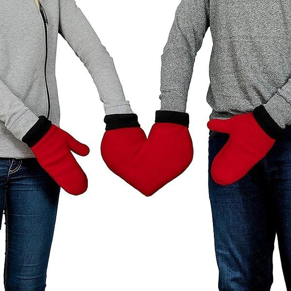 6. Romantik yürüyüşler sırasında el tutmayı seven çiftler için kalp şeklinde bir eldiven.