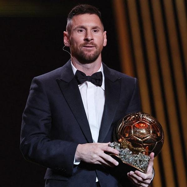 "Kariyerimde son kez Ballon d'Or ödülünü alıyorum" diyen Lionel Messi, Erling Haaland ve Kylian Mbappe'nin önünde yer alarak 8. kez ödüle layık görüldü.