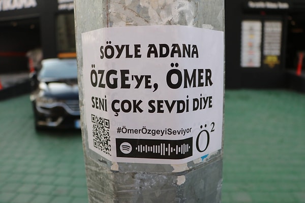 Ömer Şeref ayrıca ilana bir de QR kod eklediğini ve kodu okutunca kız arkadaşına yazdığı şarkının çıktığını söyledi.