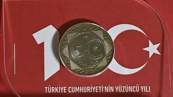 Türkiye Cumhuriyeti'nin kuruluşunun 100. yılına özel hatıra niteliğinde basılan 5 TL'lik madeni paralar, sınırlı sayıda olduğundan ve hatıra olarak saklanmak isteneceğinden piyasadaki bozuk para sorununa çözüm olarak sunulmuyor.