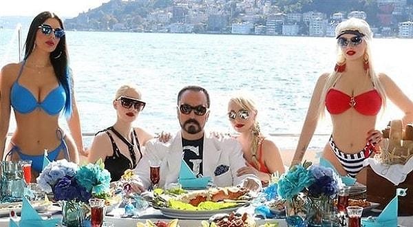 Adnan Oktar ve kediciklerini konu edinen "Kedicik Belgeseli"nden haberiniz vardır diye düşünüyoruz.