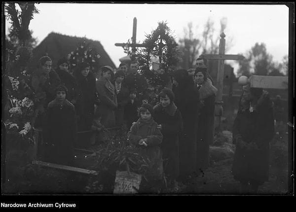 5. Polonya'da bir mezarlıkta Azizler Günü. (1 Kasım 1935)