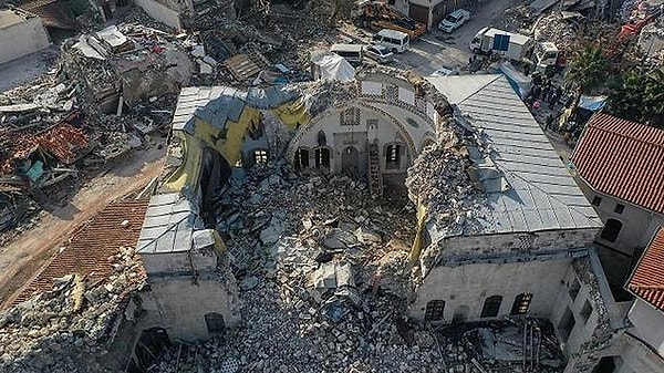 Depremin gerçekleşmesinin ardından yaklaşık 200 gün sonra, "yerinde dönüşüm" adı verilen bir proje hayata geçirildi. Depremden dokuzuncu ayda geldiğimizde, Hatay'da bulunan enkazların yüzde 77'sinin temizlendiği bilgisi paylaşıldı