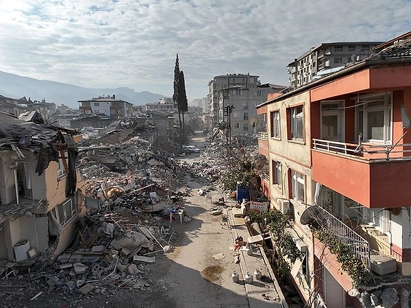 Enkaz altında kalan evler, iş yerleri ve diğer yapılar, Hatay halkının yaşamlarının bir parçasıydı. Ancak, bu yapıların yüzde 77'sinin kaldırılması, toplumun bu felaketin üstesinden gelme ve yeniden inşa etme iradesini gösteriyor.