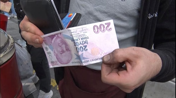 Olaya şahit olan bir vatandaş, bir adamın arkadaşına 200 lira vererek "Git bunu garibanlara dağıt. Ben Robin Hood'um" dediğini aktardı.