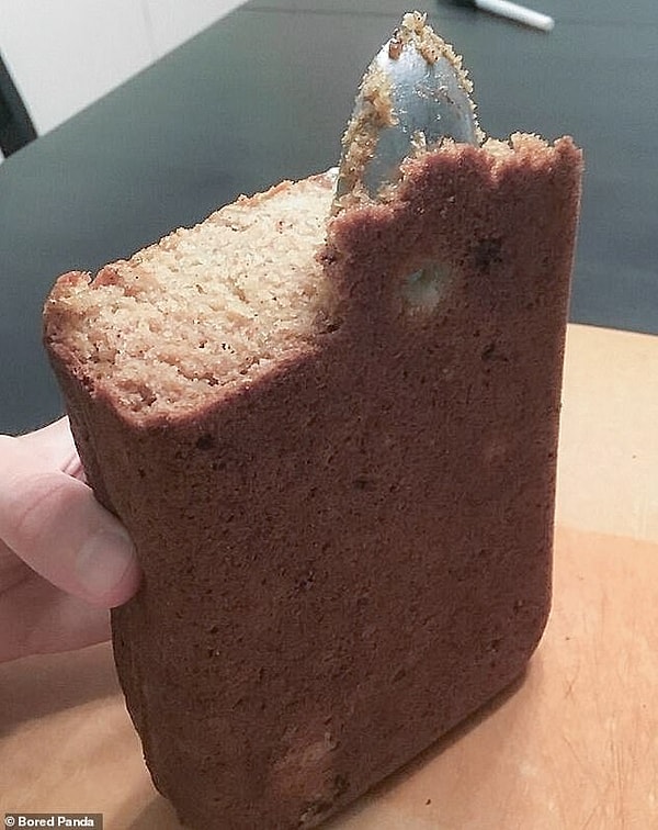 Karısının pişirdiği muzlu ekmekten kaşık bulmuş bu kişi.
