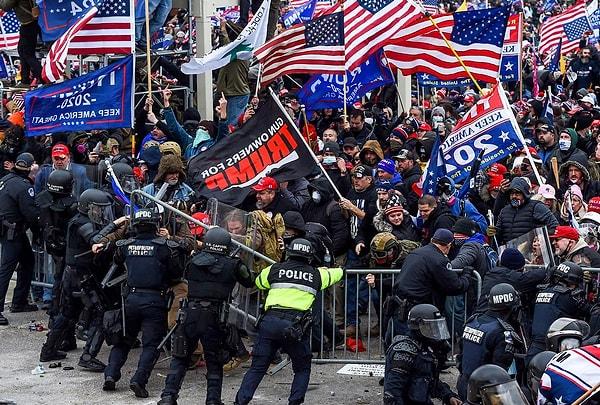 ABD görülmemiş bir kaos yaşıyordu. Güvenlik protestocuları engellemek için yeterli gelmedi. Yüzlerce kişi kongre binasına girmeyi başardı.