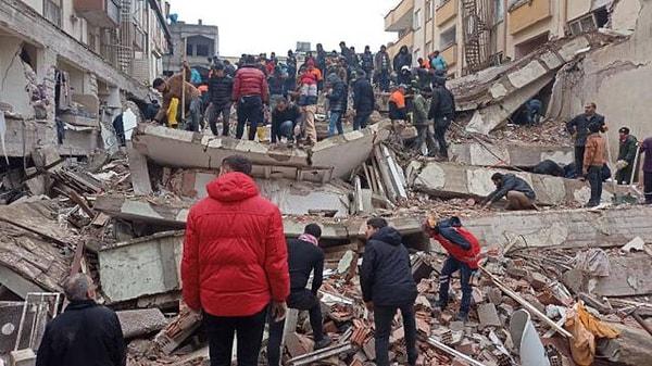 Günlerce artçıları süren depremler, bölge halkını ve Türkiye'yi derinden yaraladı. Tüm Türkiye oradaki vatandaşlarımız için seferber oldu, yardım kampanyaları başlattı, bölgede arama kurtarma çalışmalarına katıldı.