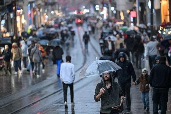Megekent İstanbul dün akşam saatlerinde uzun zaman sonra yağmuru hatırladı. Akşam saatlerinde etkili olan yağmur, özellikle trafikte büyük sorunlar yaşattı.