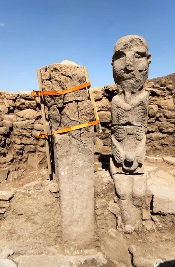 Karahantepe'de sürdürülen kazı çalışmalarında gerçekçi yüz ifadesi ile ön plana çıkan 2,3 metre yüksekliğindeki heykel de zemine sabitlenmiş olarak bulundu.