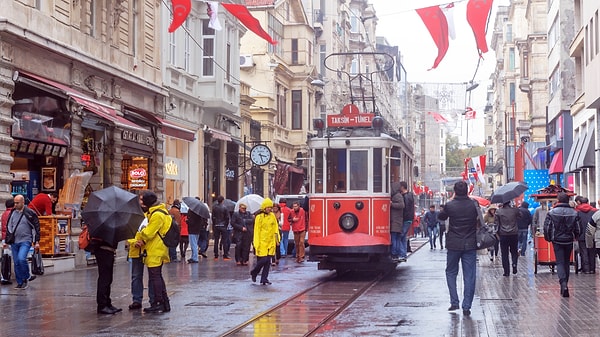 İstanbul’da dört kişilik bir ailenin ortalama yaşam maliyeti ekim ayında 45 bin 956 lira olarak hesaplanırken, eylülde 44 bin 561 lira olmuştu. İstanbul’da ortalama yaşam maliyeti, geçtiğimiz aya göre 1.395 lira arttı.