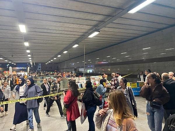 İstanbul Mecidiyeköy metrobüs durağı 'şüpheli paket'  bomba imha uzmanları tarafından fünye ile patlatıldı.