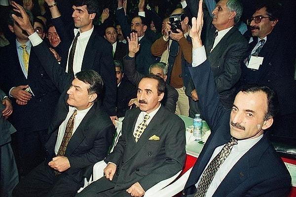 12 Eylül 1980 Darbesi sonrası diğer siyasi partilerle birlikte kapatılan Cumhuriyet Halk Partisi'nde 1990'lı yıllarda yine bir liderlik yarışı yaşandı.