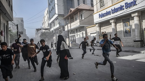 Dün ambulansları hedef alan İsrail ordusu, bu sabah saatlerinde Gazze'nin batısındaki Nasr Çocuk Hastanesi'nin girişimi bombaladı.