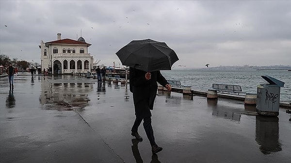 Hava sıcaklıklarının yağış ile birlikte hızla (6-10 derece) düşeceği beklenirken yağış anında şimşek, yıldırım ve lokal dolu hadiselerinin yaşanabileceği tahmin ediliyor.