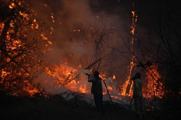 Bölgeye sevk edilen ekiplerin yangına müdahaleleri devam ediyor.