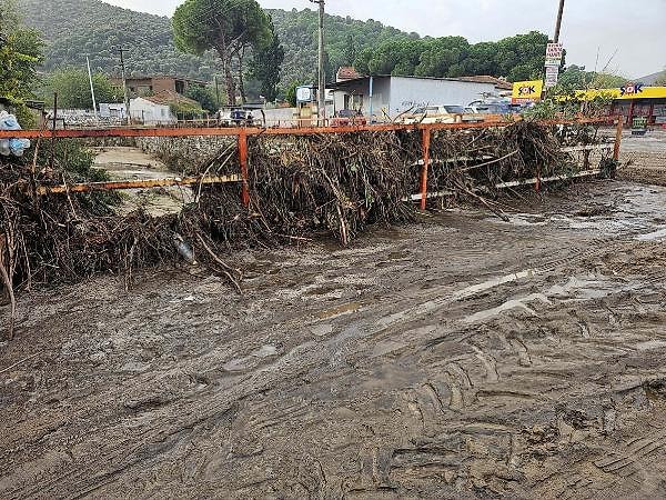 Söke’ye bağlı kırsal Demirçay Mahallesi'nde 5 araç sel sularına kapıldı. İhbar üzerine selin etkili olduğu bölgelere AFAD, jandarma ve polis ekipleri sevk edildi.