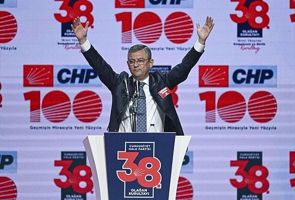 Özgür Özel, 812 oy alarak CHP'nin yeni genel başkanı seçildi. Özel'in rakibi Kemal Kılıçdaroğlu ise 536 oy aldı.