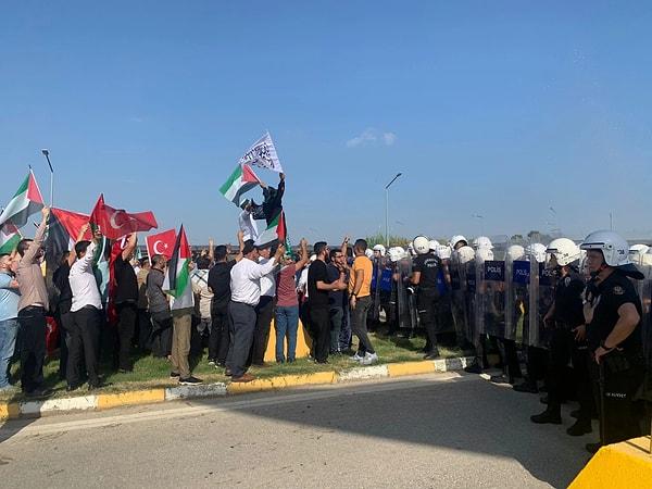 İHH İnsani Yardım Vakfı Genel Başkanı Bülent Yıldırım'ın çağrısıyla Türkiye'nin dört bir yanından gelen kalabalık bir müddet sonra üsse girmeye çalıştı.