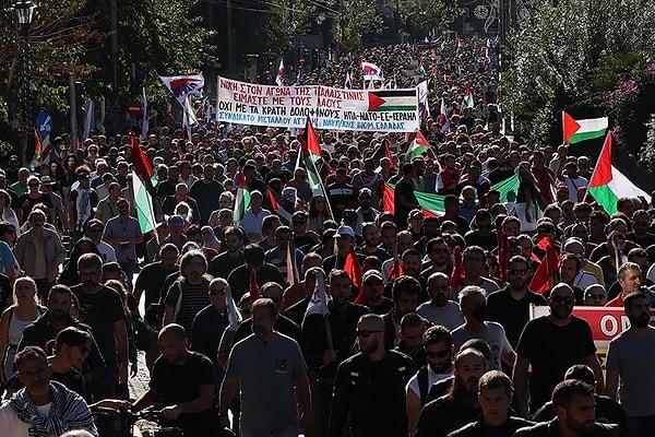 Yunanistan'ın başkenti Atina'da vatandaşlar, İsrail Büyükelçiliği'ne yürüyerek, "Filistin'e özgürlük" sloganları attı.