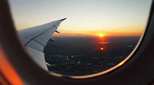 Ancak, bir uçakta oturup dışarıya baktıysanız, o pencere yuvarlaktır. İlk ticari jetlerin kare pencerelerle gökyüzüne çıktığını öğrenmek sizi şaşırtabilir. Peki, şekilleri neden değişti?