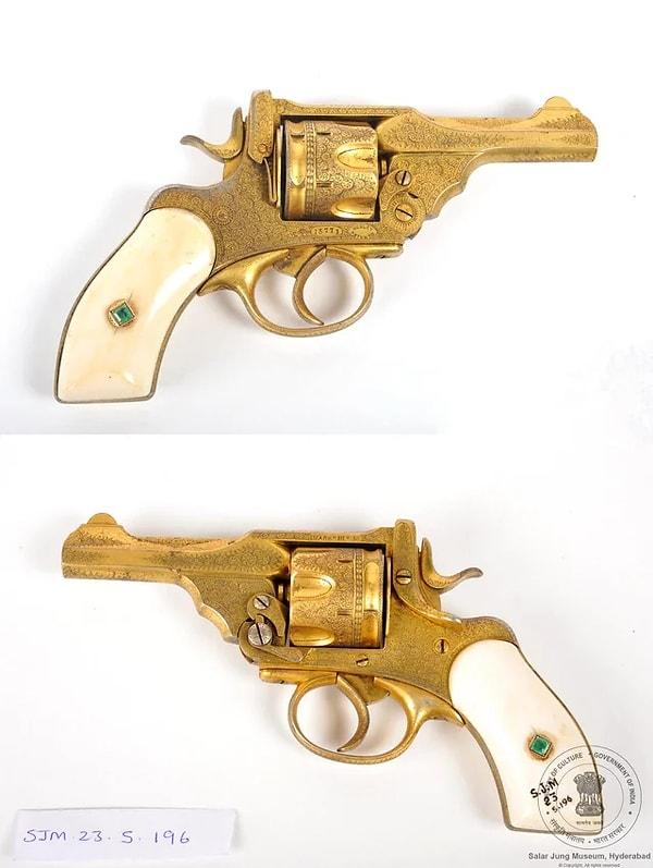 12. 19. Yüzyılın sonlarında İngiltere'de yapılan altın kaplamalı ve fildişi kabza üstüne zümrüt takılı Webley Mark 3 tabancası.