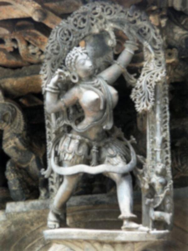 15. Hindistan'daki Chennakeshava tapınağında bulunan ve Hindu dinindeki önemli tanrıçalardan biri olan İndrani'nin büstü.
