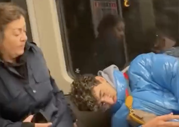 Bir genç metrobüste uyuyakalmış gibi yapıp, yanındaki yolucuların omuzuna yattı.