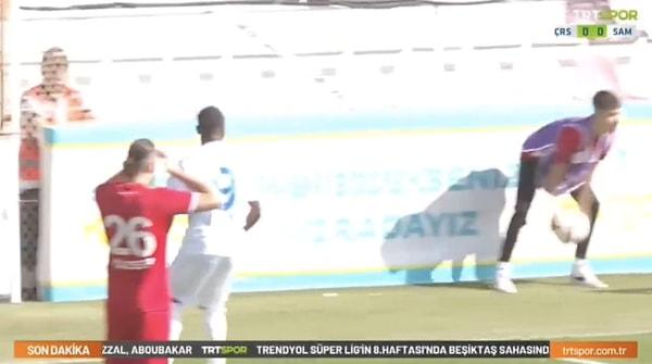 Boş kaleye golü atamayan Tuzlasporlu futbolcu ve kaçan golün ardından Keçiörengücü futbolcusunun tavrı dikkatlerden kaçmadı.