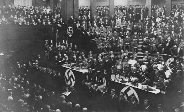 Adolf Hitler karakterinin gelişim ve tanınma süreci de o yıllara denk geliyor. Alman milliyetçisi düşünceleriyle popülaritesini yükselten Hitler, 1930'lar geldiğinde artık ülkenin lider adaylarından birisiydi.