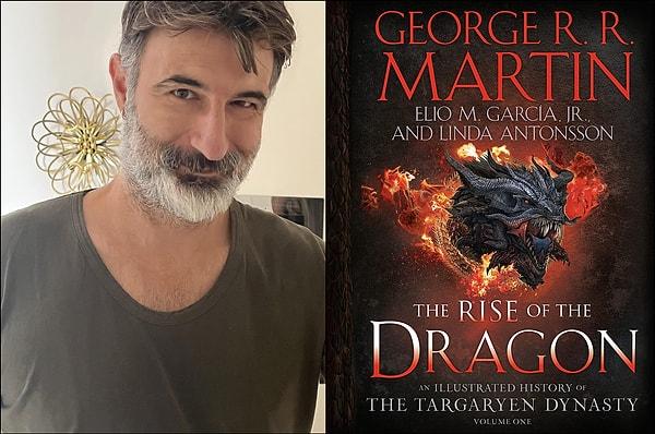 House of The Dragon demişken, dizinin ilk sezon son bölümünün hemen akabinde yayınlanan yeni George R.R. Martin kitabından bahsedelim isteriz: The Rise Of the Dragon Sizi bu sefer fan artlarınla değil, bu kitabın lisanslı illüstratörleri arasında görüyoruz. Hatta The Rise Of the Dragon’un Amerikan baskısının kapağı sizin tasarımınız. Heyecan verici olmalı. Westeros’un lisanslı çizerlerinden biri olma süreciniz nasıl gelişti?