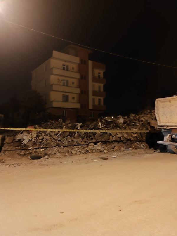 Antakya ilçesi Akevler Mahallesi'nde depremde yıkılan bir binanın temelinin kaldırılması için yürütülen çalışmalarda enkazdan ceset çıktı.