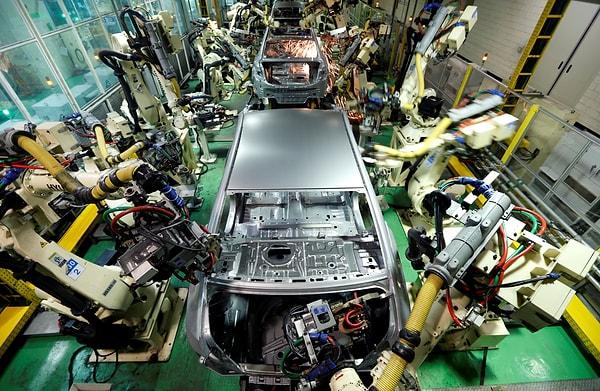 Mart ayında da otomobil parçaları üreten bir fabrikada çalışan bir işçi, robot tarafından sıkıştırılarak ağır şekilde yaralanmıştı.