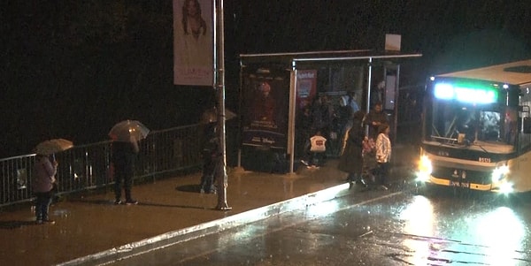 Sağanak yağış İstanbul trafiğinin de erken başlamasına sebep oldu.