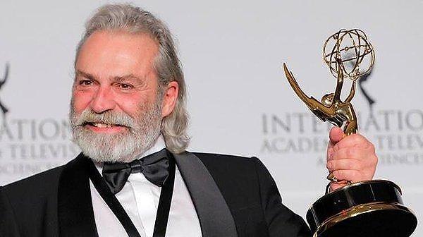 47. Uluslararası Emmy Ödülleri'nde de 'En İyi Erkek Oyuncu' dalında ödül kazanarak göğsümüzü kabarttı.