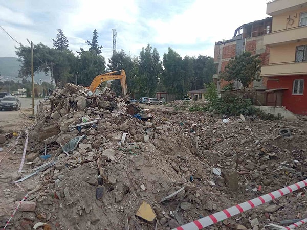 Çalışmalar esnasında enkazdan yabancı uyruklu bir şahsa ait olduğu düşünülen ceset çıkmıştı.