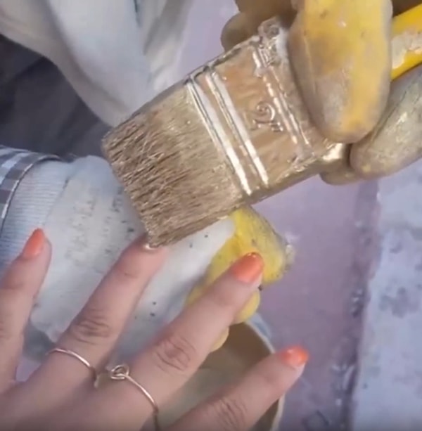 Kadın mimarın tırnaklarına fırça ile boya yapan inşaat işçisinin o anları sosyal medyada gündem oldu.