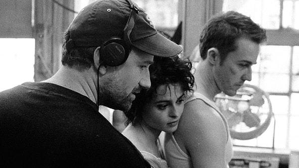 David Fincher'ı nasıl bilirsiniz diye sorsalar onlara Dövüş Kulübü, Sosyal Ağ, Zodiac, Panik Odası ve Benjamin Button'un Tuhaf Hikayesi, Kayıp Kız ve Yedi filmleriyle biliyoruz derdik.