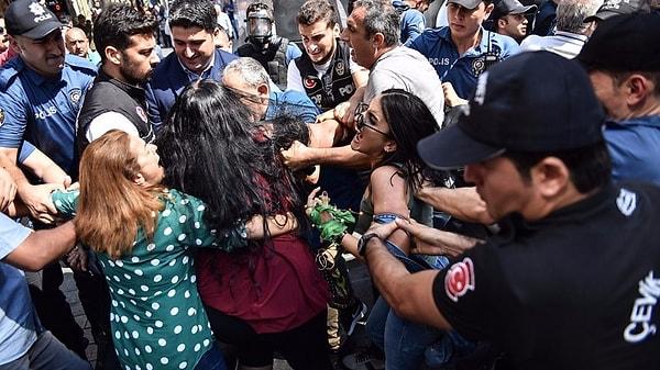 Cumartesi Anneleri, gözaltına alındıktan sonra kaybolan ve akıbeti bilinmeyen yakınları için uzun süredir eylem yapan bir grup. Polis, Cumartesi Anneleri’nin Galatasaray Meydanı’nda açıklama yapması AYM kararına rağmen sert bir şekilde engelliyordu.